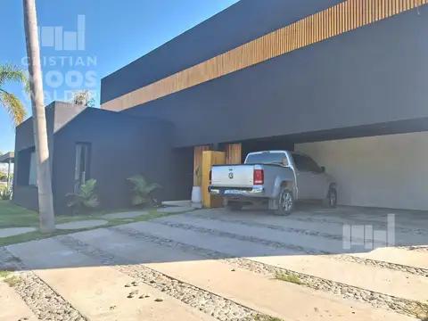 Casa 6 ambientes con 4 baños