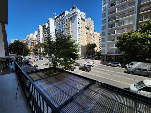 DOS AMBIENTES CON BALCON CORRIDO A LA CALLE SOBRE AVENIDA COLON
