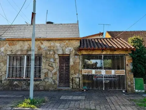 VENTA CASA 5 AMBIENTES, CASTELAR