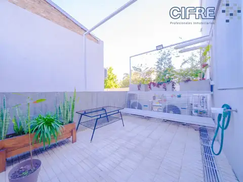 Departamento 2 ambientes con balcón aterrazado. Excelente estado.