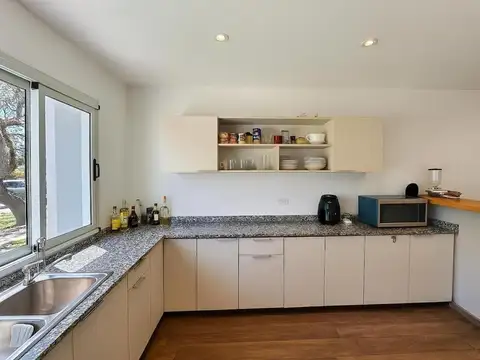 Casa en Alquiler con 4 cocheras