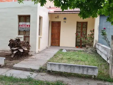 CASA 2 AMBIENTES 1 BAÑO COCHERA Y PATIO CON ASADOR