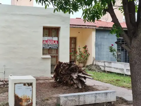 CASA 2 AMBIENTES 1 BAÑO COCHERA Y PATIO CON ASADOR