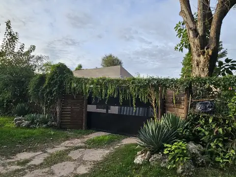 Chacra de tres dormitorios, con gran jardin arbolado, quincho y piletas.