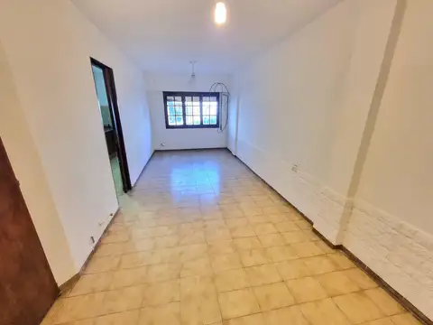 DEPARTAMENTO 2 DORMITORIOS PLANTA BAJA CON COCHERA EXCLUSIVA Y PATIO - PRÓXIMO ALTO ROSARIO