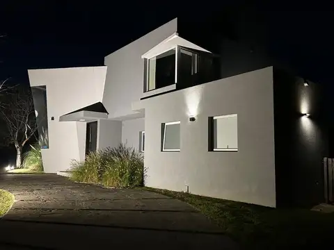 Casa 5 ambientes con 3 baños