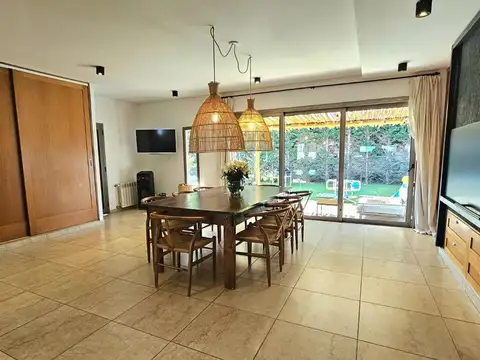 Casa en Venta con 3 cocheras