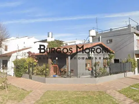 Casa De 5 Ambientes  Con Cochera Y Jardin Al Frente - Apto C