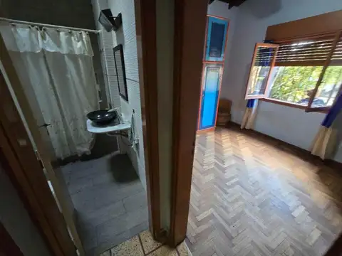 Casa De 5 Ambientes  Con Cochera Y Jardin Al Frente - Apto C