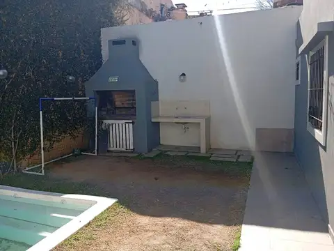 Casa 4 ambientes con 2 baños