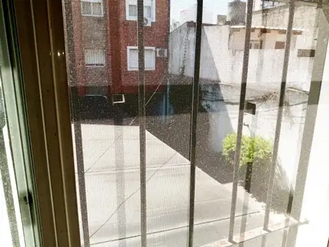 DEPARTAMENTO 2 AMBIENTES CON GUARDACOCHE, A 1 CUADRA LAS FLORES.