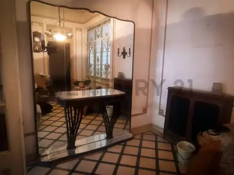Casa 8 ambientes con 2 baños