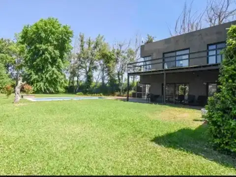 Casa en Venta con 4 cocheras