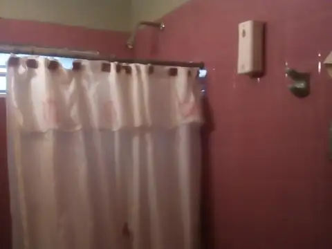 Casa en venta - 3 Dormitorios 1 Baño - 240Mts2 - Ensenada