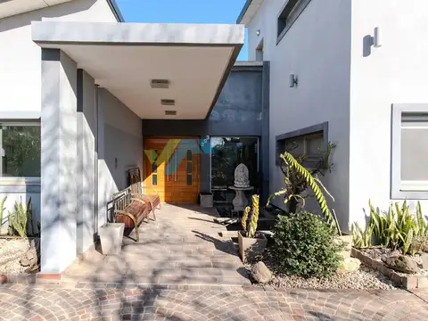 Casa en Venta con 2 cocheras