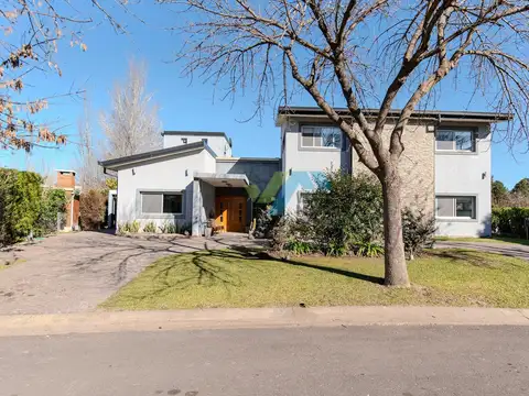 Casa 6 ambientes con 4 baños