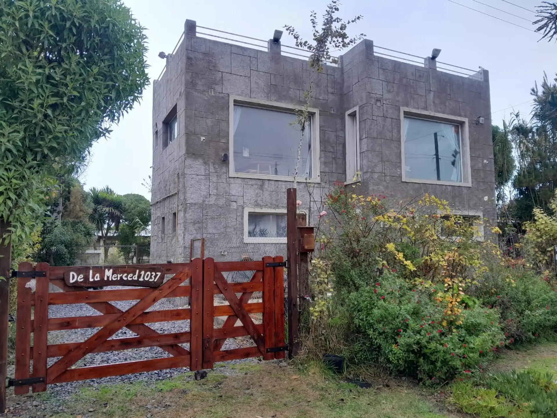 VENTA CASA DE 4 AMBIENTES DE POCOS AÑOS EN Mar de Cobo