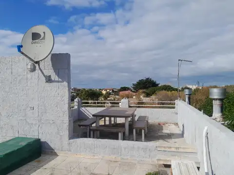VENTA CASA DE 4 AMBIENTES DE POCOS AÑOS EN Mar de Cobo