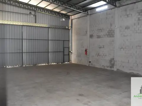Amplio galpón en alquiler de 1.250 m² sobre avenida principal