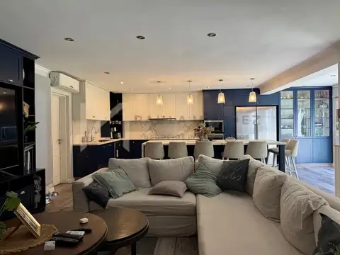Casa en Alquiler con 4 cocheras