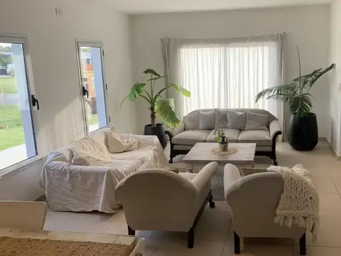 Hermosa Casa Amoblada Frente A Laguna En Canton Norte