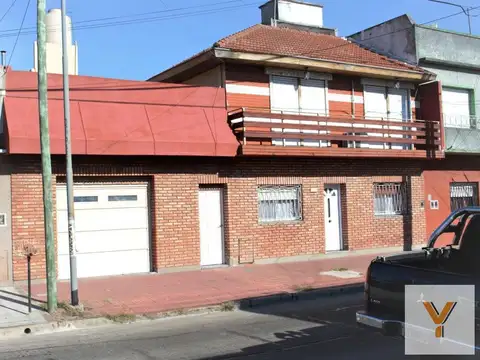 Casa en venta - 4 Dormitorios 3 Baños 1 Cochera - 226Mts2  - Villa Ballester