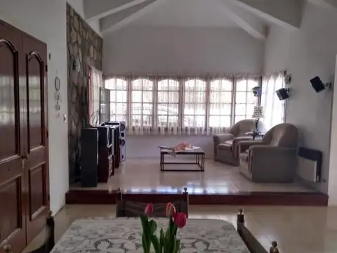 Casa 5 ambientes con 4 baños