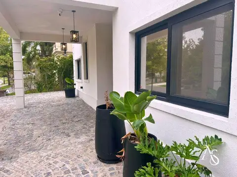 Casa en Alquiler con 2 cocheras