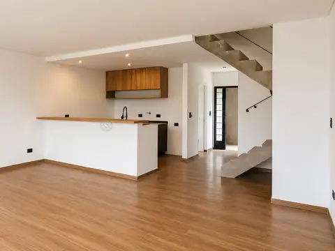 Casa en Alquiler con 2 cocheras