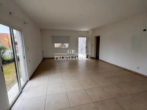 Casa en Alquiler con 3 cocheras
