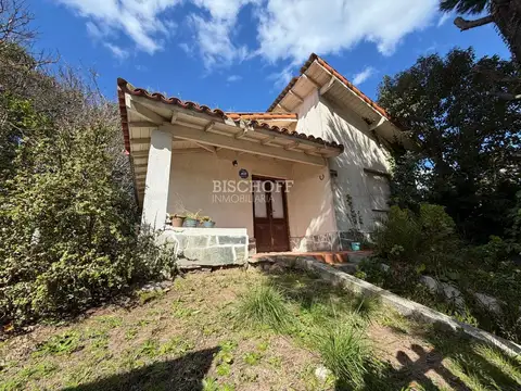 DOS CASAS A RECICLAR, EXCELENTE UBICACION