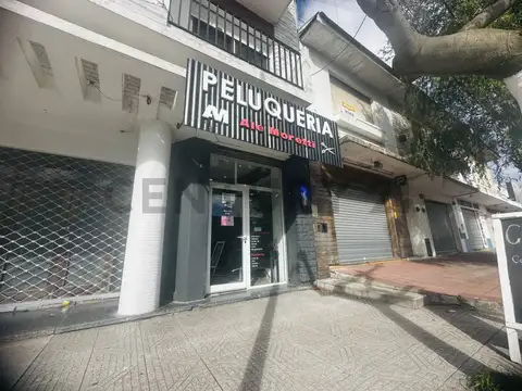 Venta de local comercial en dos plantas con instalaciones y equipamiento listo para funcionar, Punta