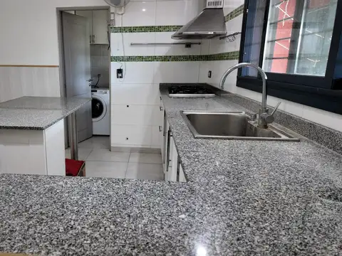 Casa 4 ambientes con 2 baños