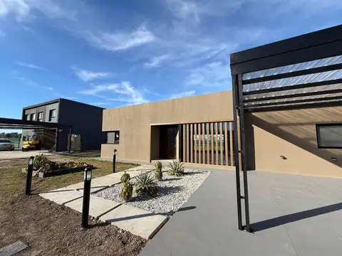 Venta casa de 3 dormitorios, galería con parrillero. Los pasos 4, Barrio privado. Fisherton, Rosario
