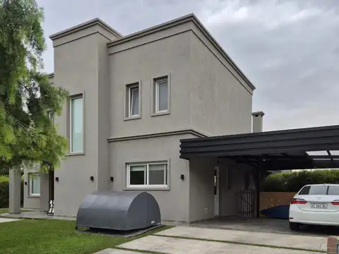 Casa 8 ambientes con 4 baños