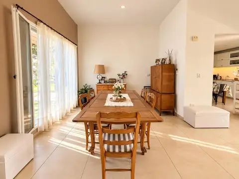 Casa en Venta con 3 cocheras