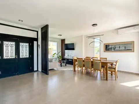 Casa 5 ambientes con 3 baños