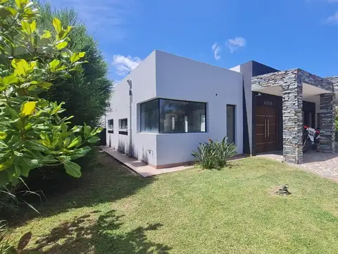 Venta Casa 4 Ambientes en Barrio Club De Campo Santa Rita Canning San Vicente