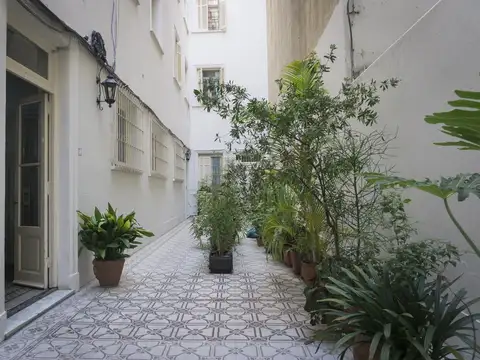 Depto. de 5 ambientes con dependencias.