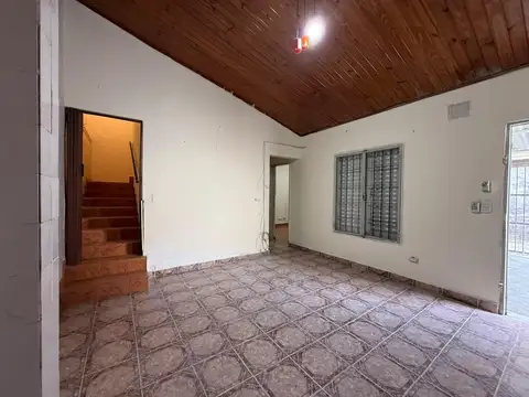 ALQUILE  casa Alberdi de dos dormitorios mas comodín, patio seco y cochera. SIN EXPENSAS. Rondeau