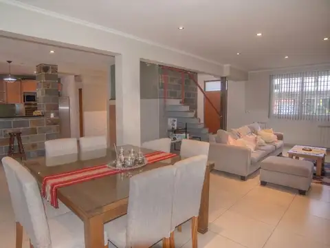 VENTA CASA 4 AMBIENTES OLIVOS CON PILETA
