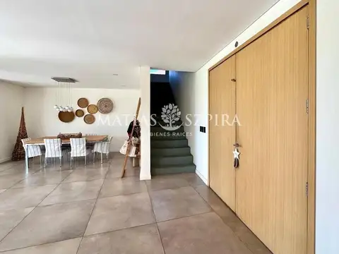 Casa en Venta con 2 cocheras