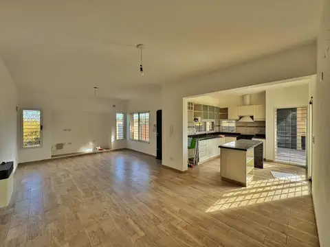 Casa en Alquiler con 1 cochera