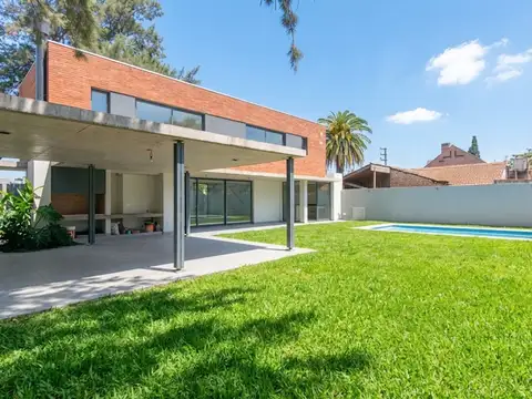 Casa en Venta con 3 cocheras