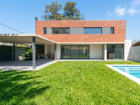 CASA EN VENTA CASTELAR NORTE. CON PILETA Y JARDIN