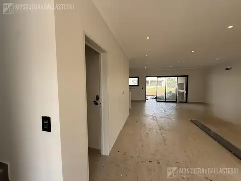 Casa 6 ambientes con 2 baños