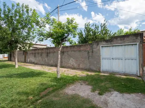 CASA EN SANTO TOME DE 3 DORMITORIOS Y PATIO