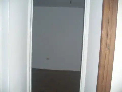 EXCELENTE DEPARTAMENTO CLÁSICO EN PLENO CENTRO DE LA CIUDAD