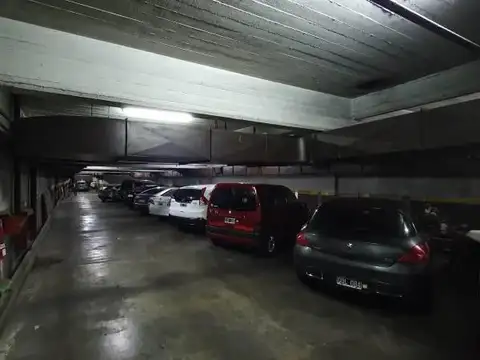 VENTA GARAGE 70 cocheras moviles - (45 fijas) en  Zona RETIRO