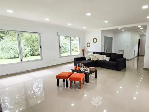 Casa en Venta con 3 cocheras